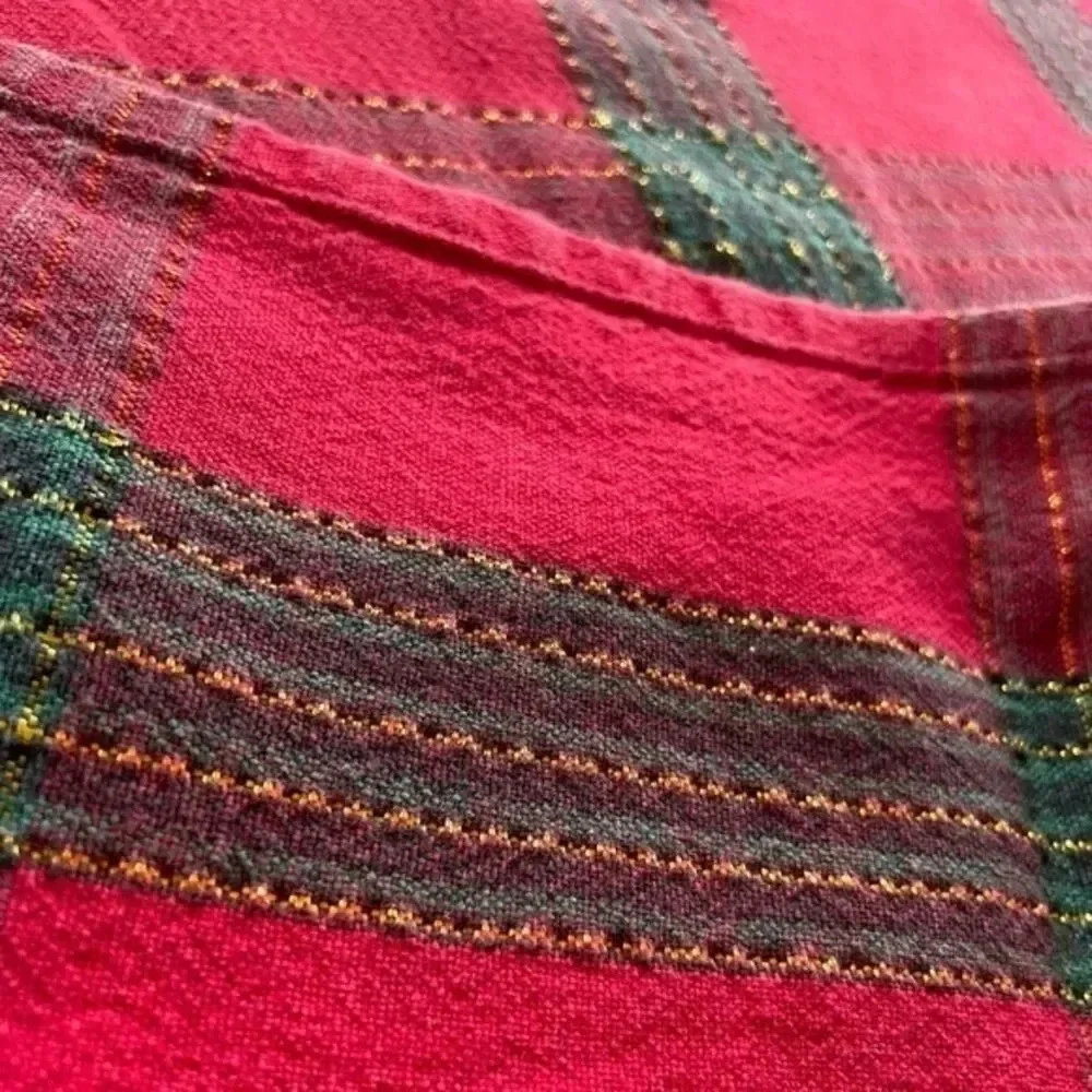 Lintex Holiday Christmas themed table spread red/green/golden 55x72 -sits 4-6